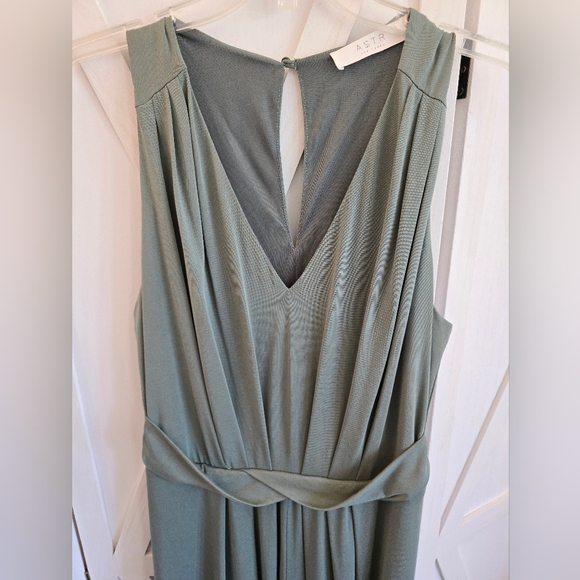 ASTR Sleeveless V-Neck Cinch Waist Wide Leg Jumpsuit In Green - Picture 5 of 10